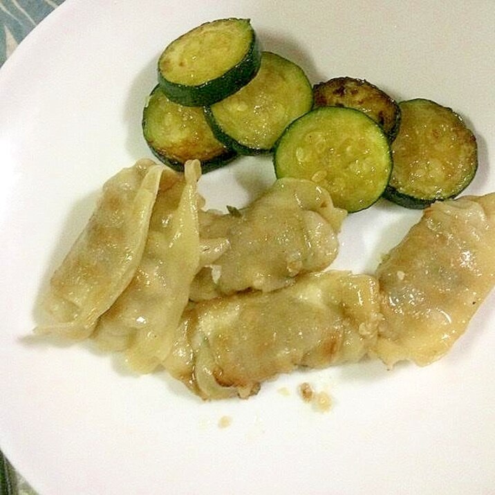 フライパンひとつで餃子とズッキーニ